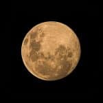 Photo de la lune jaune dans le ciel noir