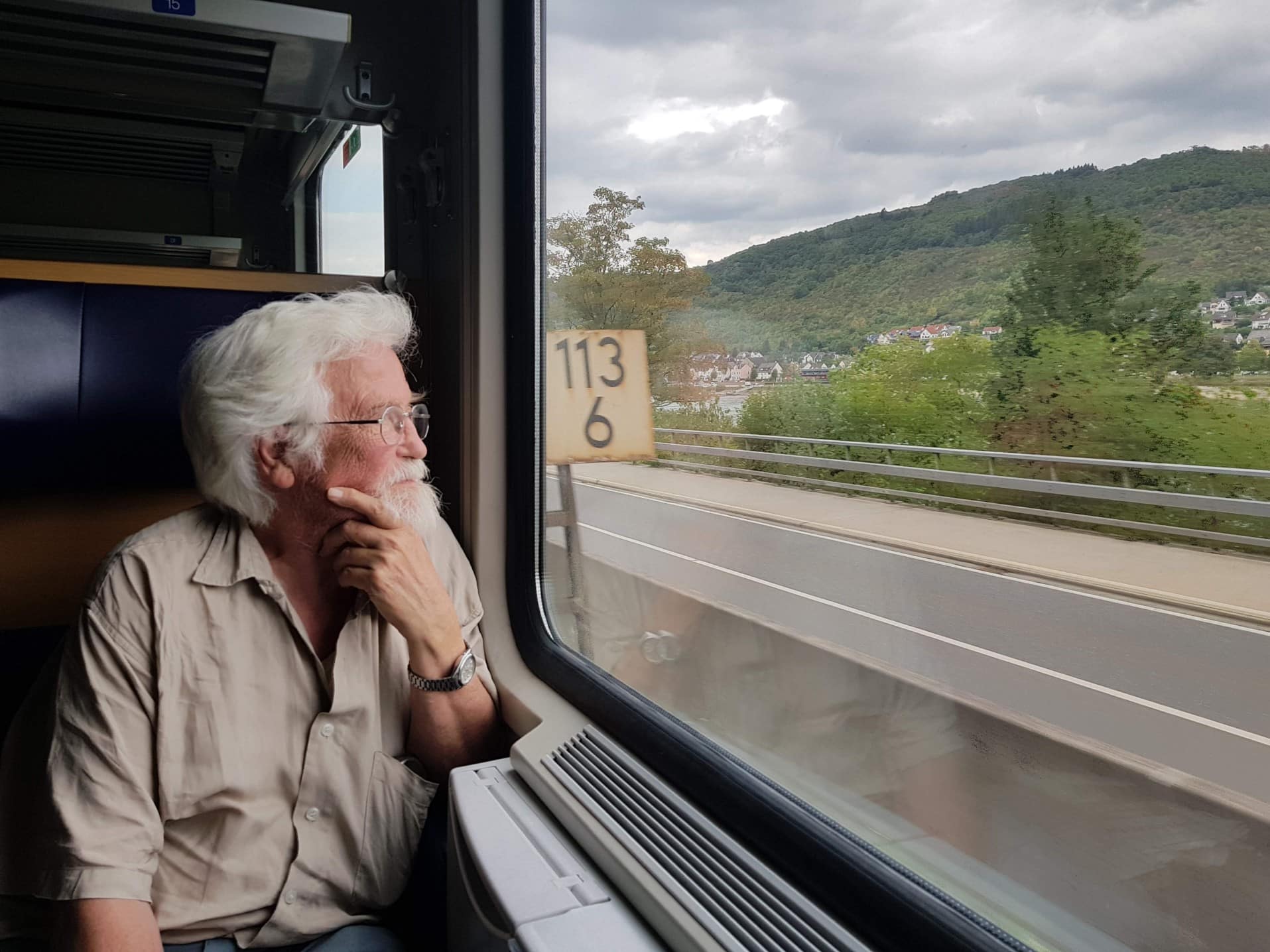 Senior qui réfléchie à sont départ à la retraite