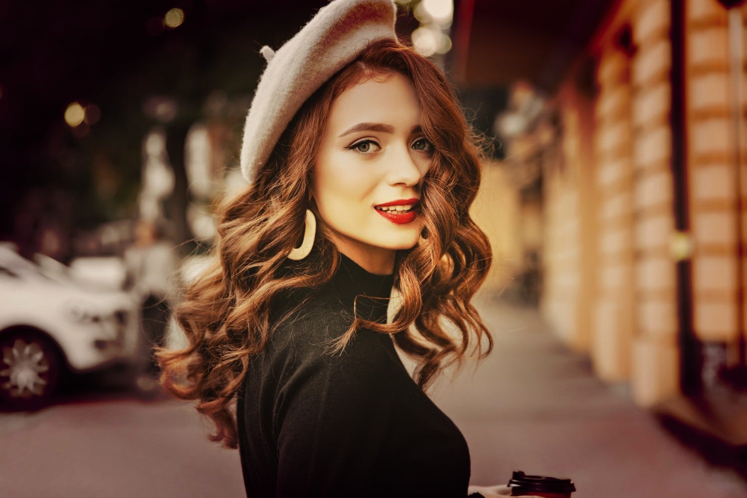 Superbe fille blanche aux longs cheveux ondulés se refroidissant en journée d'automne.