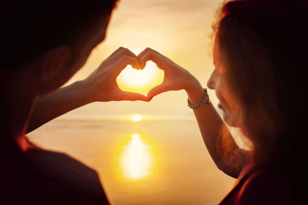 Jeune couple romantique sexy amoureux heureux sur la plage d'été 
