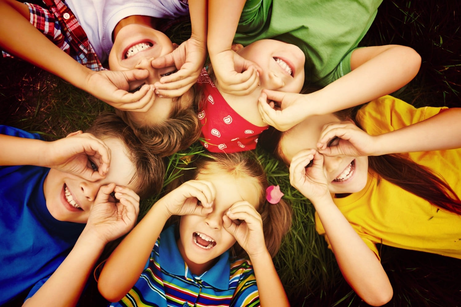 Enfants jouant sur l'herbe