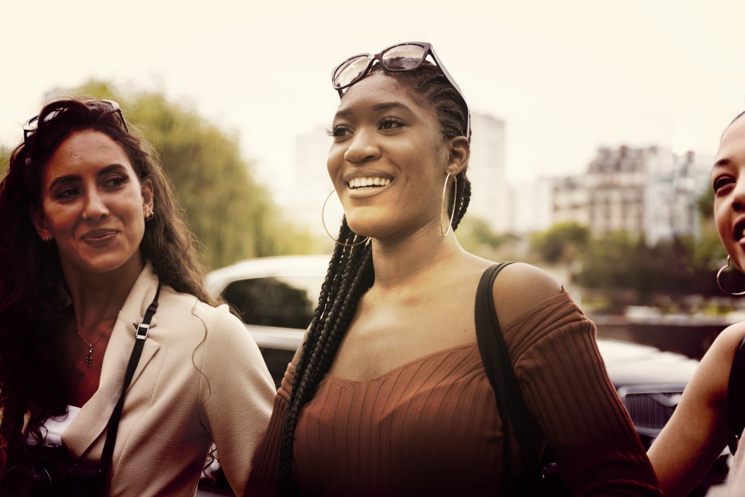 Femmes voyageant ensemble à paris