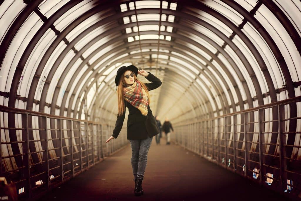 Femme française sur une promenade dans la partie centrale de la ville