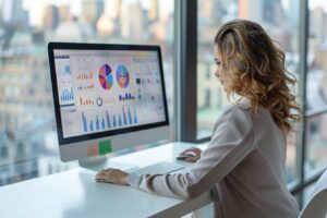 Femme professionnelle concentrée sur son ordinateur au bureau moderne