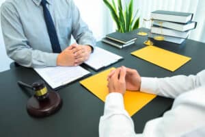 Paysage naturel montagnard sous un ciel bleu