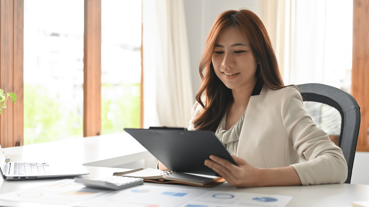 Image de brouillon avec des annotations et des marques