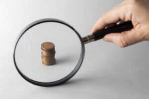 Gros plan de pièces de monnaie sur une table