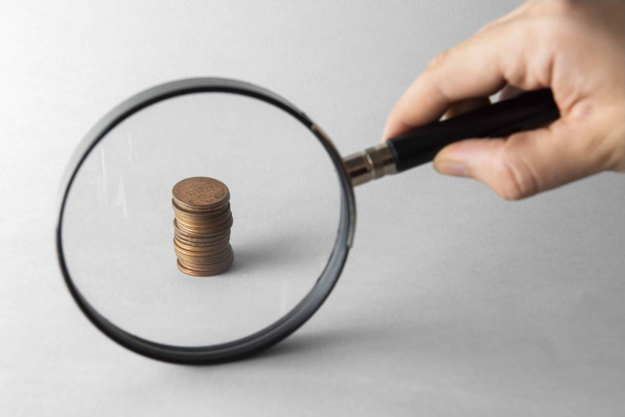 Gros plan de pièces de monnaie sur une table