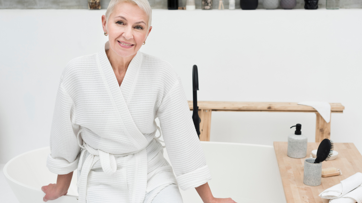 Douche après 60 ans, la fréquence qui protège vraiment votre peau