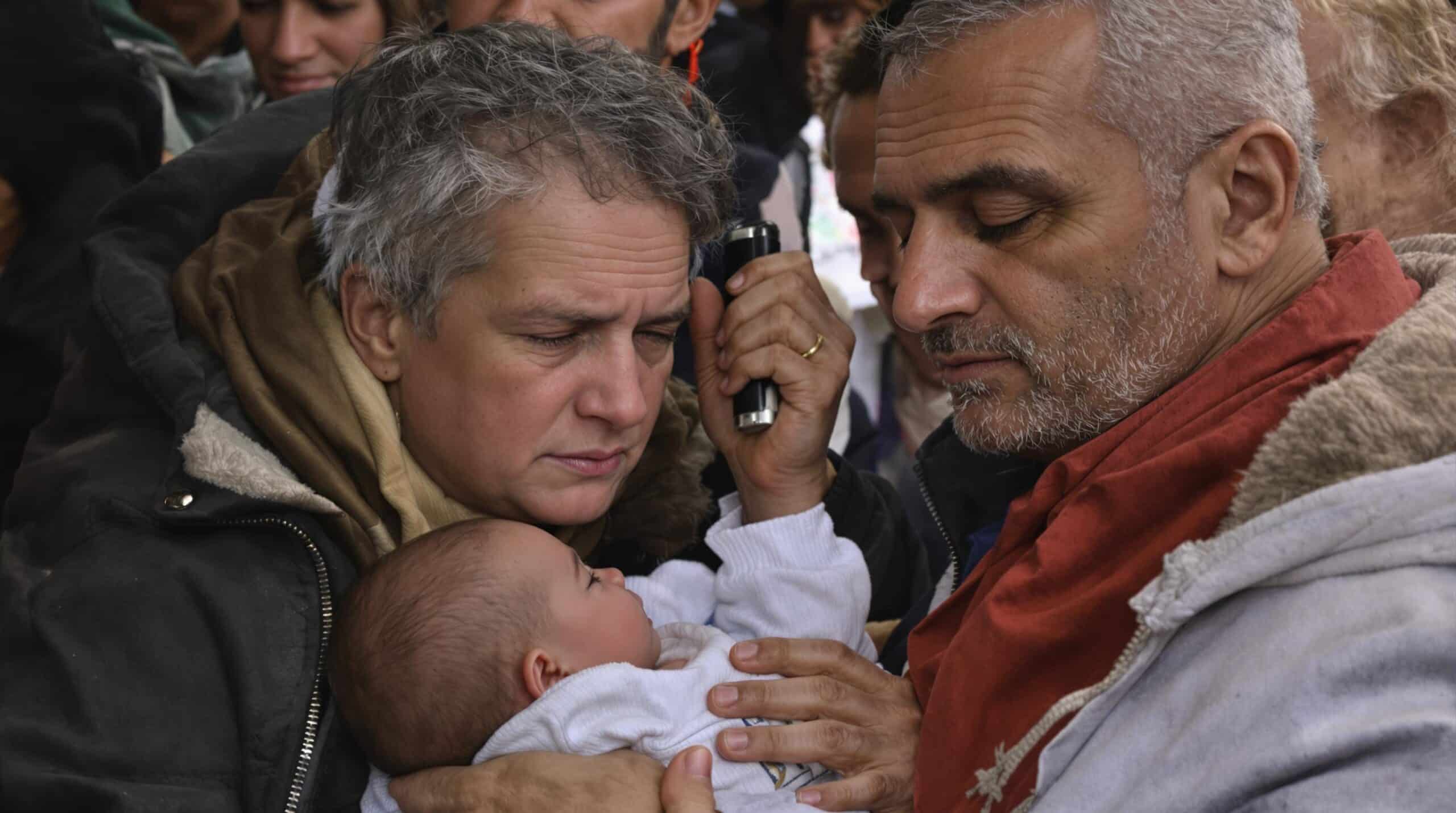 Un bébé oublié dans une poussette à la gare